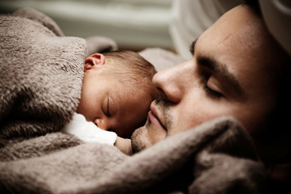 Tatínek se spícím miminkem