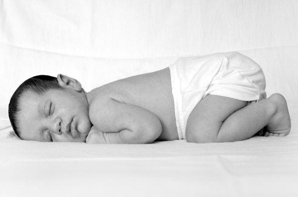 fotografie miminka jak spí v plínce - Jak naučit dítě spát v noci bez plen