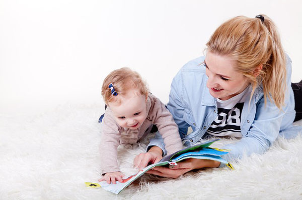 Fotografie maminky a holčičky jak si čtou knihu